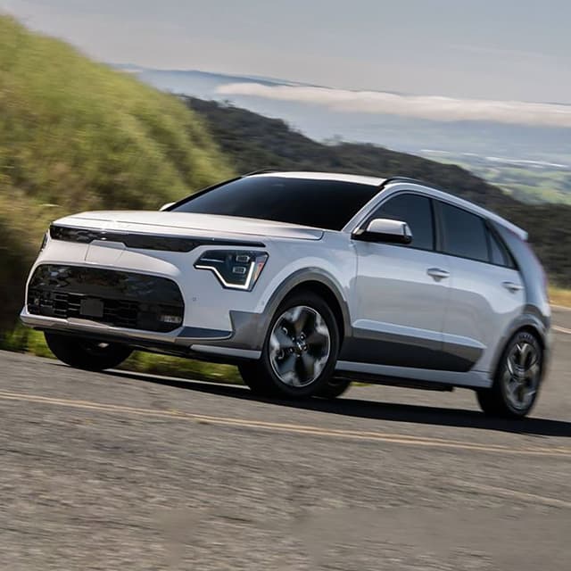 DAILY: Kia Facelifts Niro EV, Porsche Plug & Charge and Bentley’s First EV Takes Shape | 25 Jan 2026