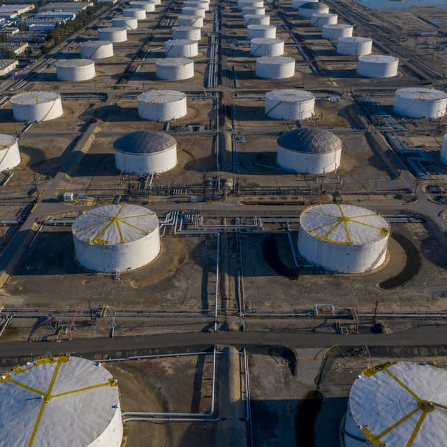 U.S. oil inventories fall to a 22-year low